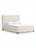 Grand lit Paloma TOCO Meubles en tissu bouclé crème avec tête de lit enveloppante et pieds discrets.