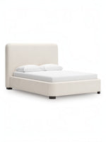 Grand lit Paloma TOCO Meubles en tissu bouclé crème avec tête de lit enveloppante et pieds discrets.