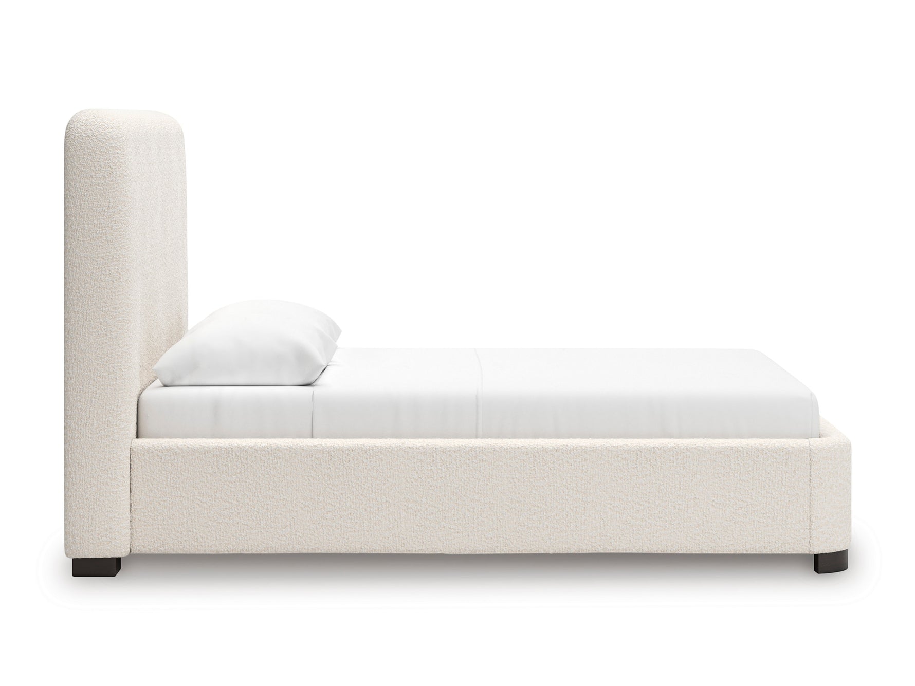Grand lit Paloma TOCO Meubles en tissu bouclé crème, avec tête de lit enveloppante et pieds discrets.