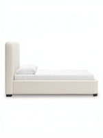 Grand lit Paloma TOCO Meubles en tissu bouclé crème, avec tête de lit enveloppante et pieds discrets.