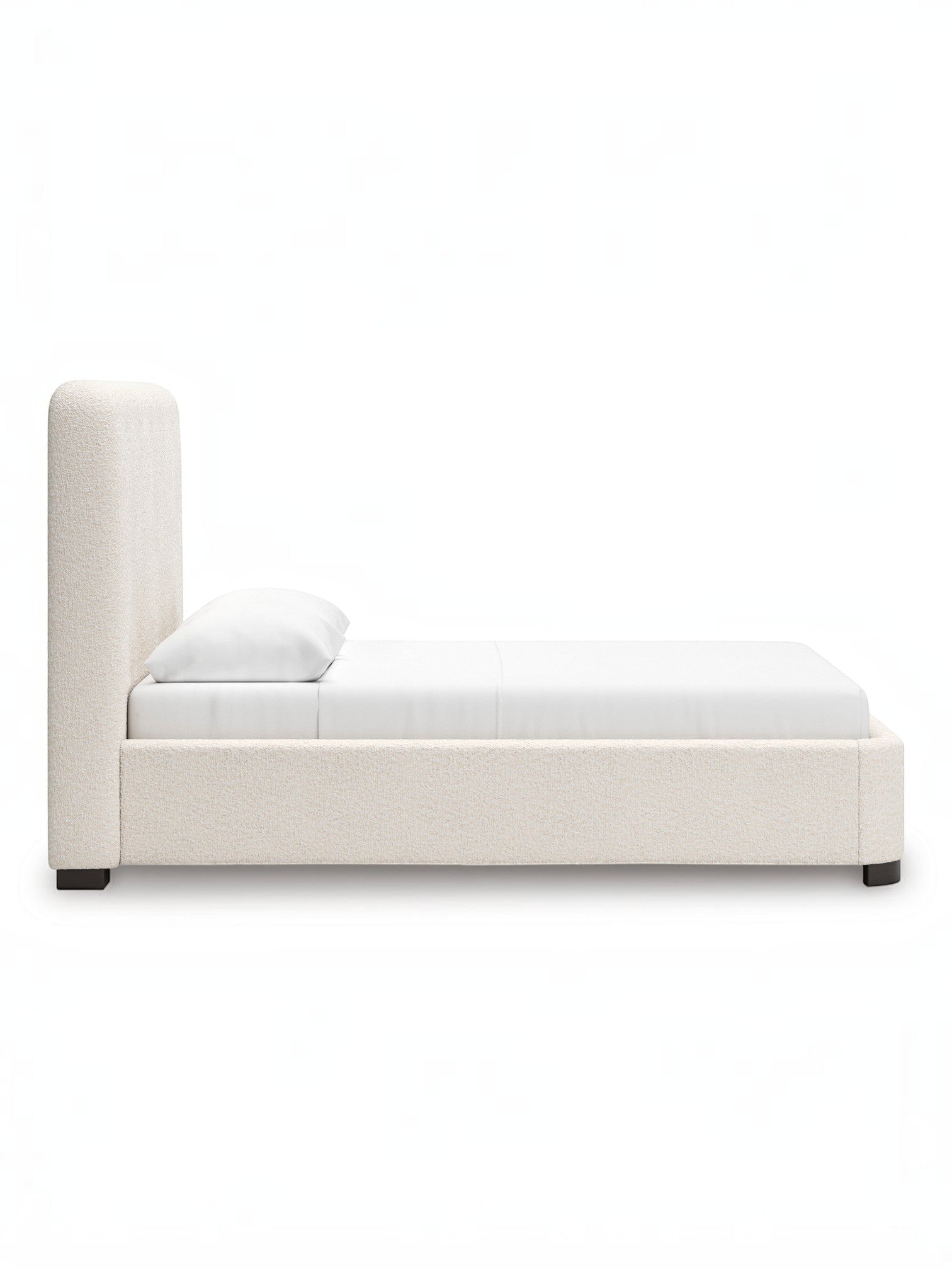 Grand lit Paloma TOCO Meubles en tissu bouclé crème, avec tête de lit enveloppante et pieds discrets.