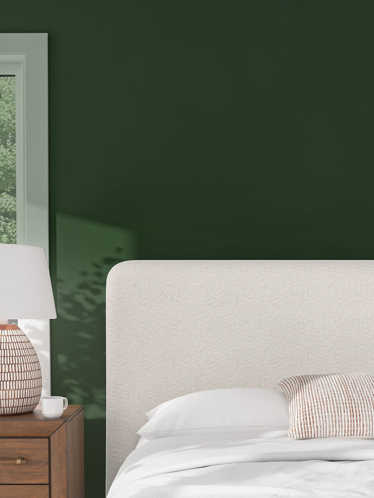 Grand lit Paloma TOCO Meubles en tissu texturé crème avec tête de lit ailée, ambiance moderne et cosy.