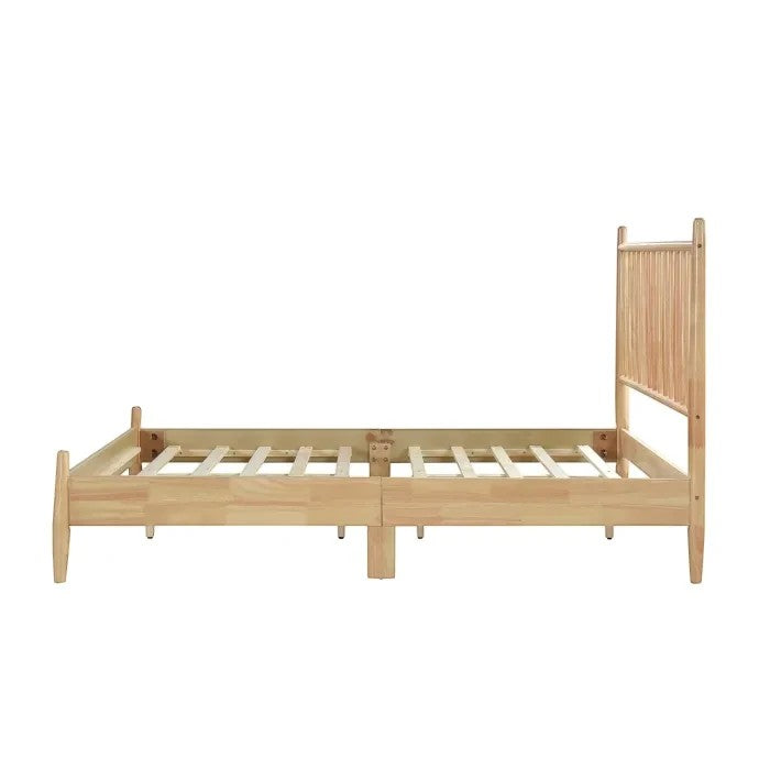 Lit double Paolo en bois naturel TOCO Meubles avec tête de lit à lattes verticales et profil bas.