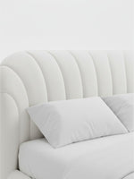 Tête de lit TOCO Meubles Perla très grande, rembourrée en tissu blanc avec détails capitonnés verticaux incurvés.