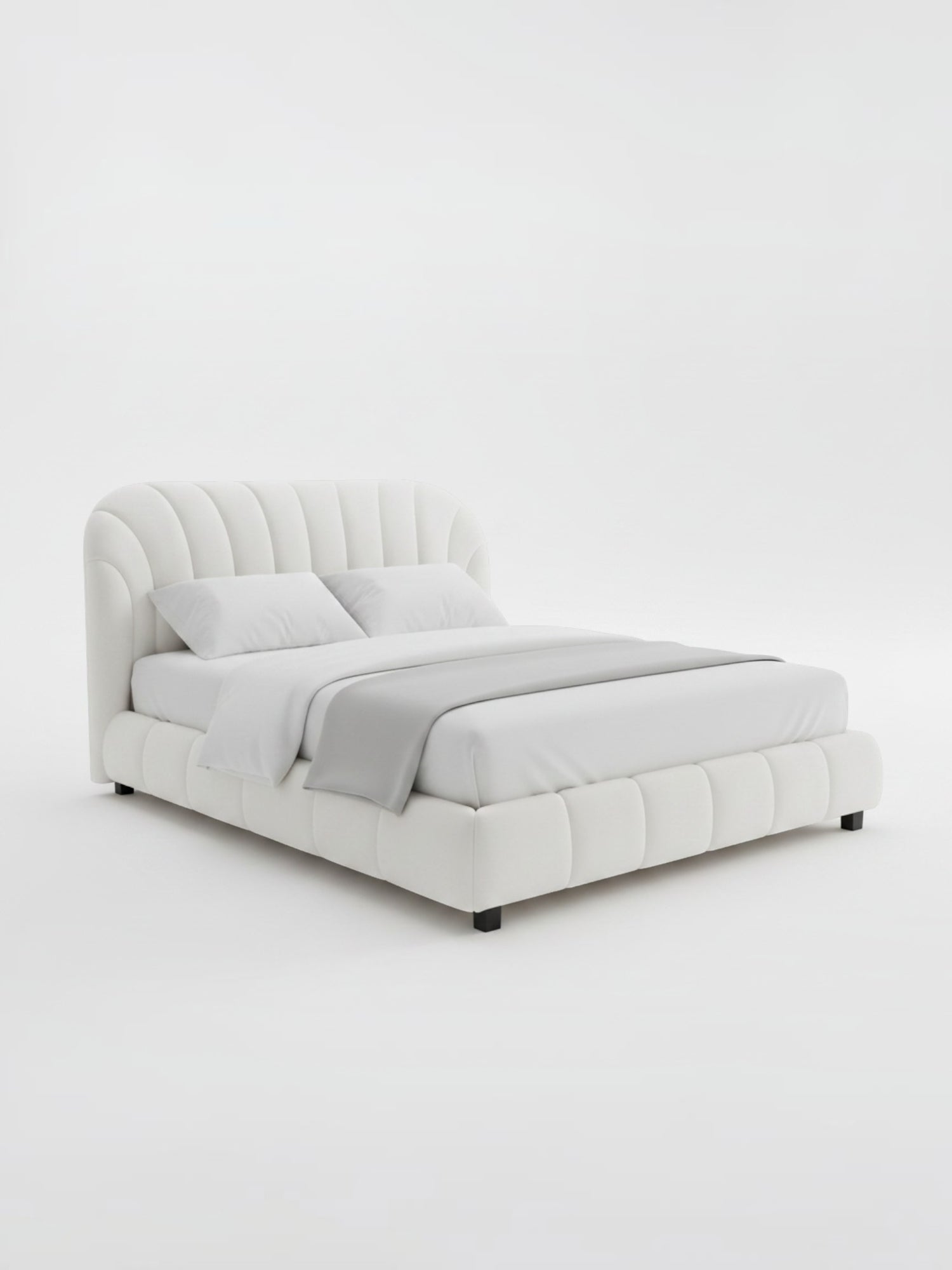 Lit plateforme Perla blanc par TOCO Meubles avec tête de lit arquée capitonnée et revêtement en tissu bouclé doux.