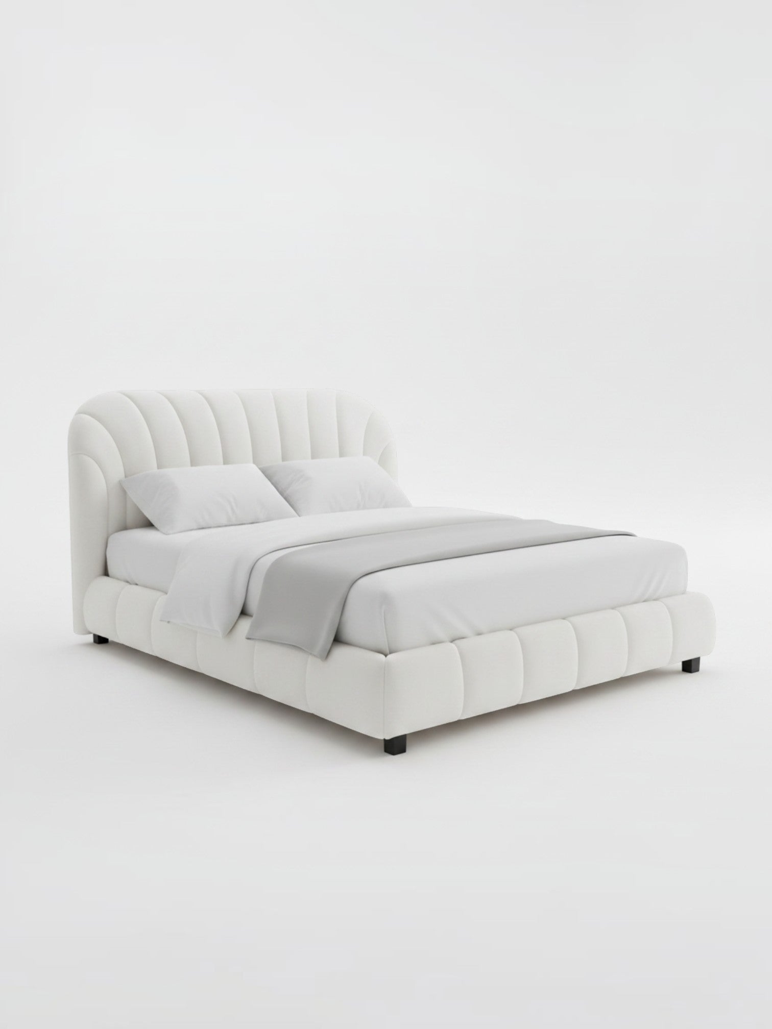 Lit plateforme Perla blanc par TOCO Meubles avec tête de lit arquée capitonnée et revêtement en tissu bouclé doux.