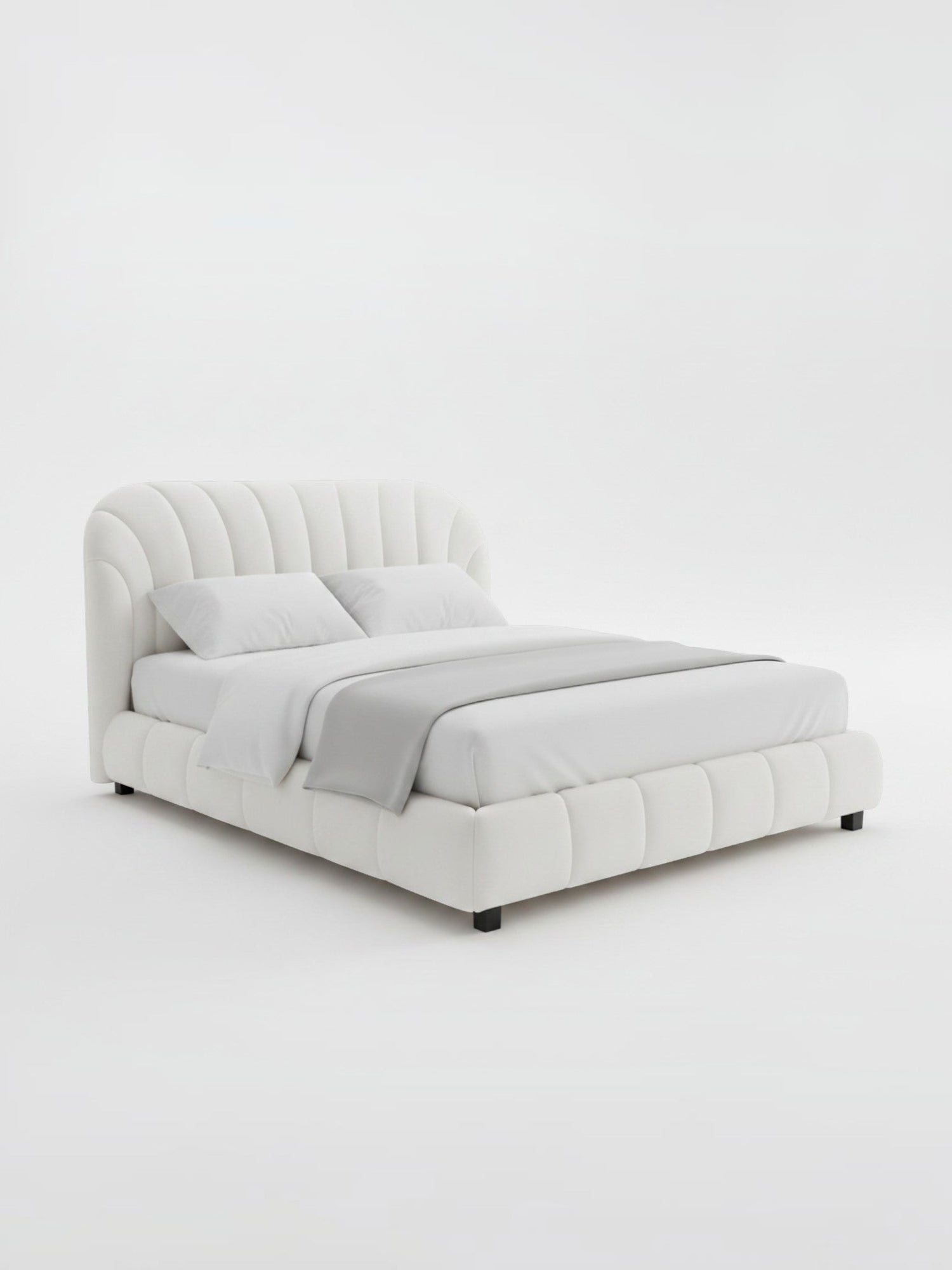 Lit plateforme Perla blanc par TOCO Meubles avec tête de lit arquée capitonnée et revêtement en tissu bouclé doux.