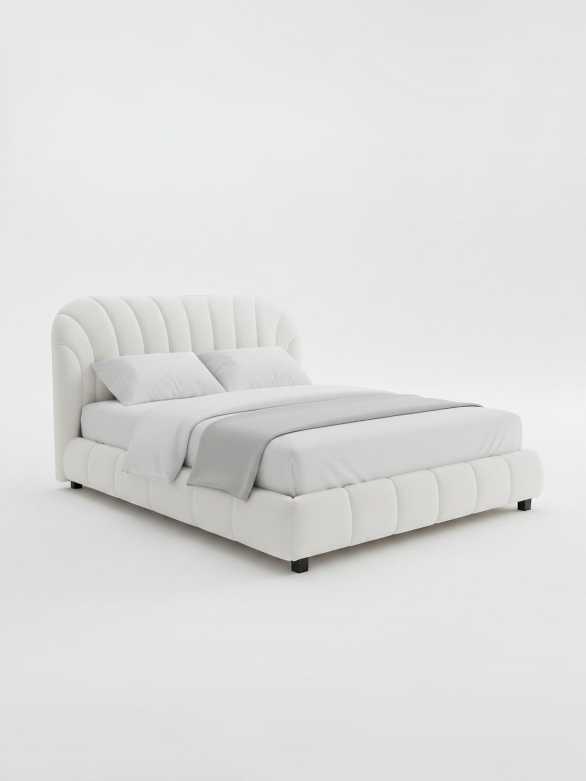 Lit plateforme Perla blanc par TOCO Meubles avec tête de lit arquée capitonnée et revêtement en tissu bouclé doux.