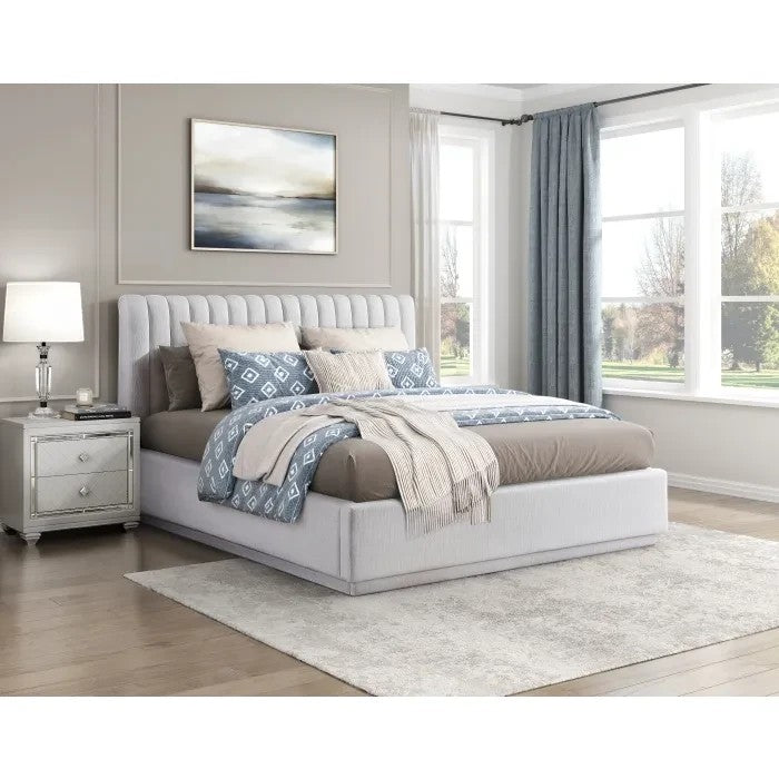 Lit plateforme queen blanc TOCO Meubles avec capitonnage vertical, tissu texturé doux et tête de lit moderne. Chambre luxueuse.