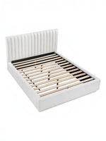 Lit plateforme blanc TOCO Meubles avec tête de lit capitonnée verticale et lattes en bois. Design moderne et épuré.