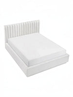 Lit plateforme blanc TOCO Meubles avec tête de lit capitonnée verticale, revêtement texturé doux, style moderne.