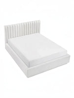 Lit plateforme blanc TOCO Meubles avec tête de lit capitonnée verticale, revêtement texturé doux, style moderne.