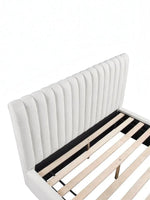 Lit plateforme King TOCO Meubles Emilio en tissu blanc texturé avec tête de lit capitonnée à canaux verticaux.
