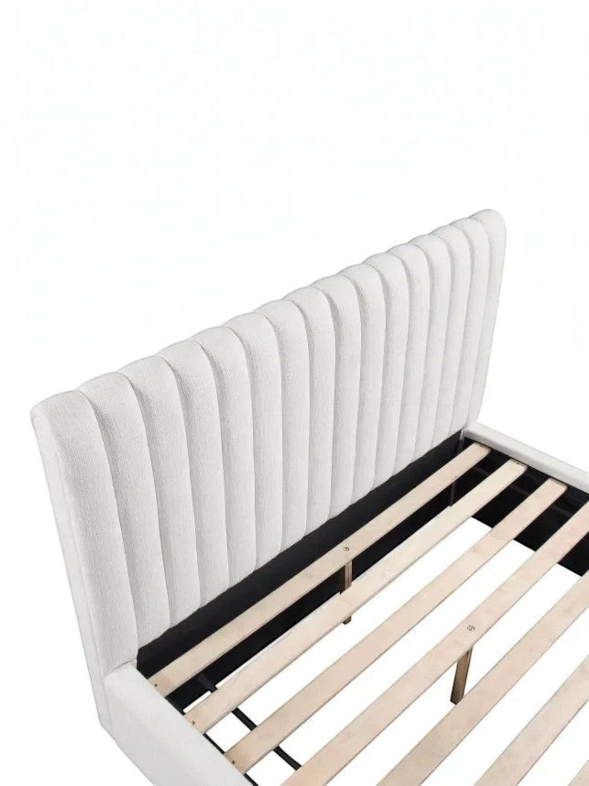 Lit plateforme King TOCO Meubles Emilio en tissu blanc texturé avec tête de lit capitonnée à canaux verticaux.
