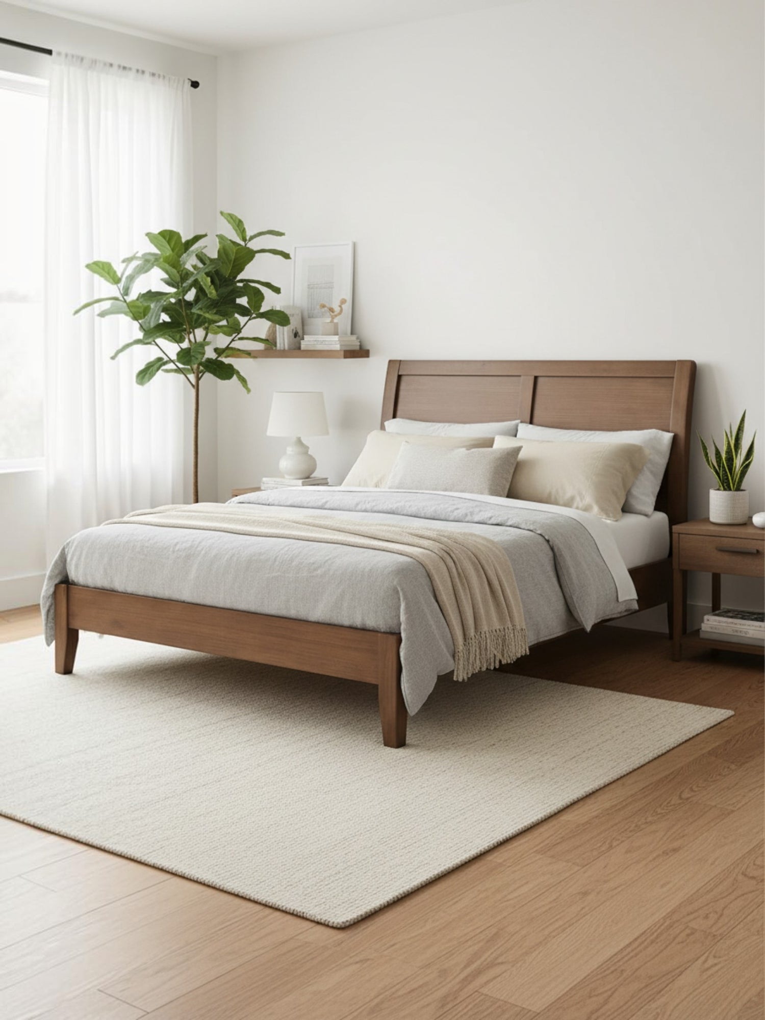 Lit plateforme TOCO Meubles Antoine en bois brun clair avec tête de lit style traîneau dans une chambre moderne.