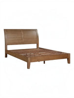Lit plateforme queen TOCO Meubles Antoine en bois brun clair avec tête de lit style traîneau et design épuré