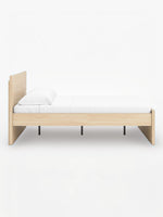Lit plateforme Hazel TOCO Meubles en bois clair au design minimaliste avec tête de lit épurée vue de profil