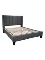 Lit plateforme TOCO Meubles gris en tissu capitonné avec tête de lit haute et détails cloutés, style contemporain.
