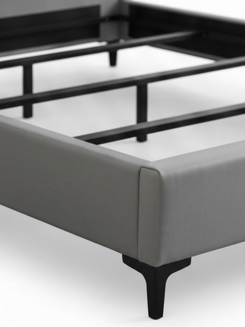 Cadre de lit plateforme gris TOCO Meubles avec structure en acier noir et revêtement en similicuir élégant