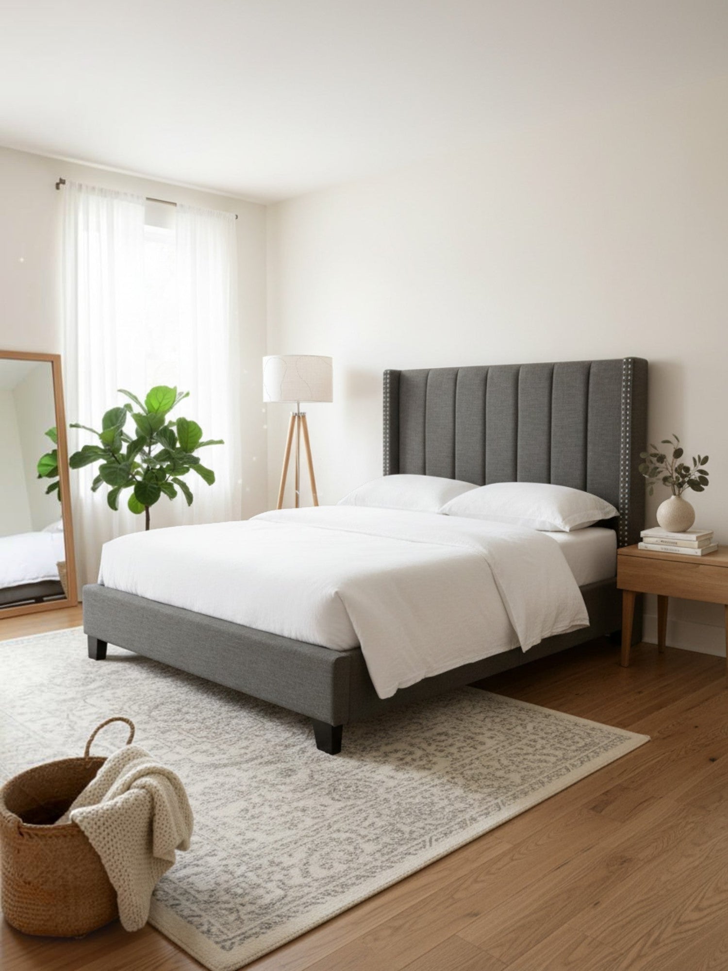 Lit plateforme TOCO Meubles Lorenzo gris anthracite avec tête de lit capitonnée et détails cloutés dans une chambre