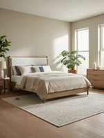 Lit plateforme TOCO Meubles Noria en bois de hickory brun avec tête de lit rembourrée et design moderne épuré