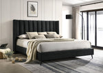 Lit plateforme noir en velours TOCO Meubles avec tête de lit capitonnée verticale et pieds en métal noir.