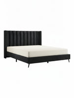 Lit plateforme TOCO Meubles Simone en velours noir avec tête de lit capitonnée verticale et pieds en métal
