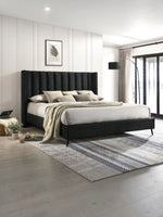 Lit plateforme TOCO Meubles Simone en velours noir avec tête de lit capitonnée verticale et pieds en métal noir