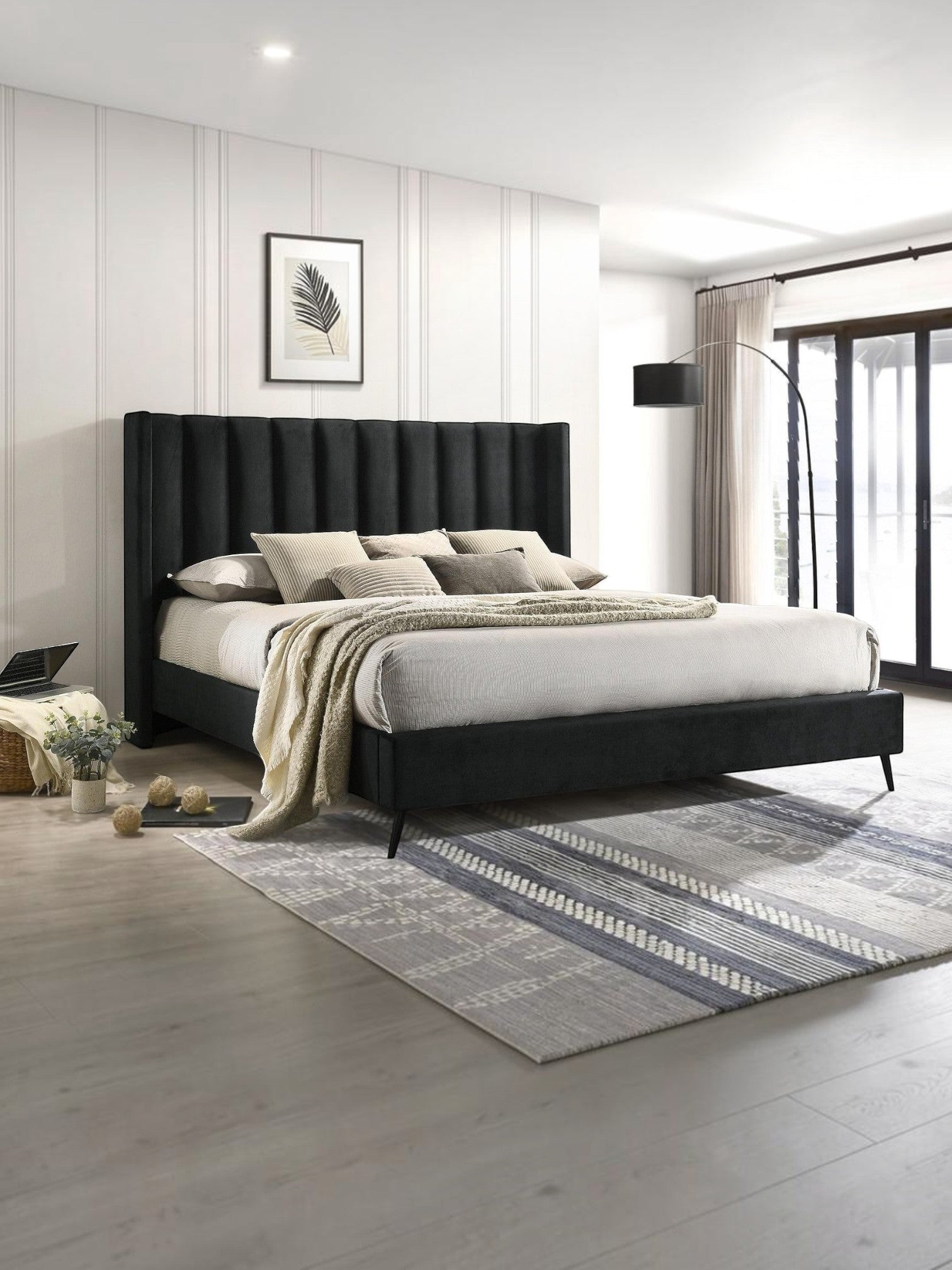 Très grand lit plateforme TOCO Meubles en velours noir avec tête de lit capitonnée verticale et pieds en métal