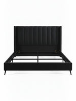 Lit plateforme TOCO Meubles Simone en velours noir avec tête de lit capitonnée verticale et pieds en métal noir