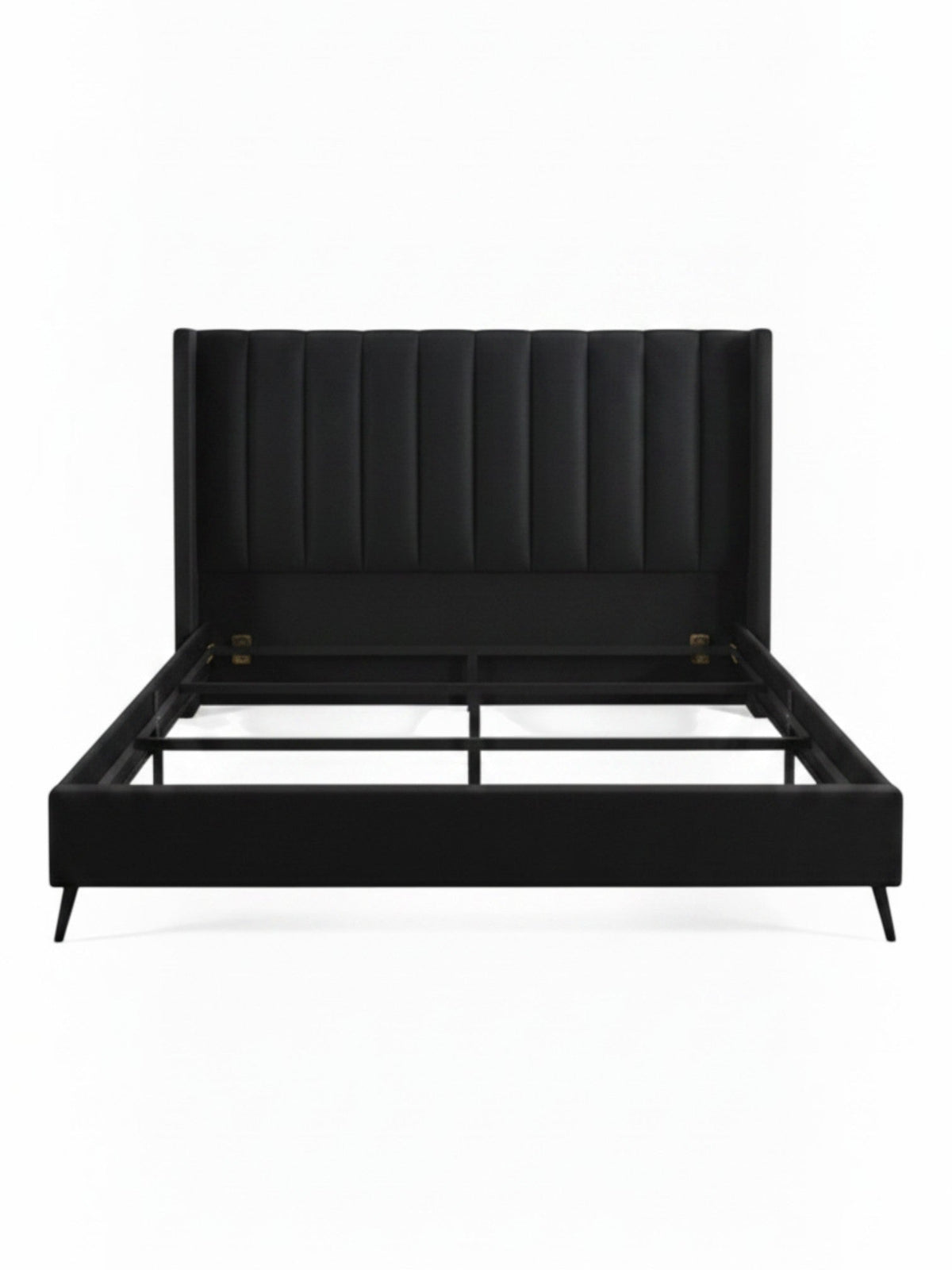 Lit plateforme TOCO Meubles Simone en velours noir avec tête de lit capitonnée verticale et pieds en métal noir