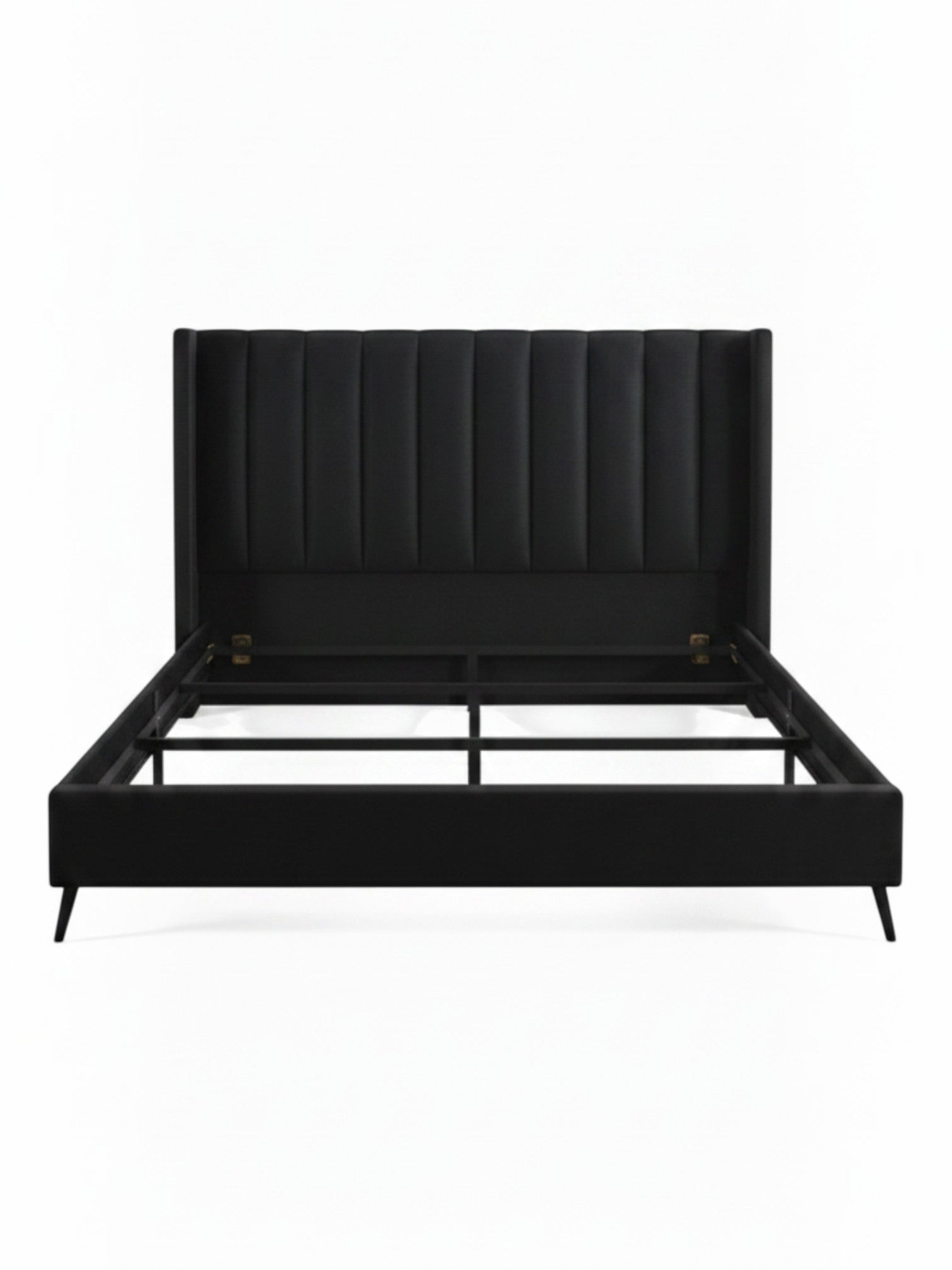 Lit plateforme TOCO Meubles Simone en velours noir avec tête de lit capitonnée verticale et pieds en métal noir