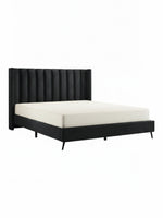 Lit plateforme TOCO Meubles Simone en velours noir avec tête de lit capitonnée verticale et pieds en métal