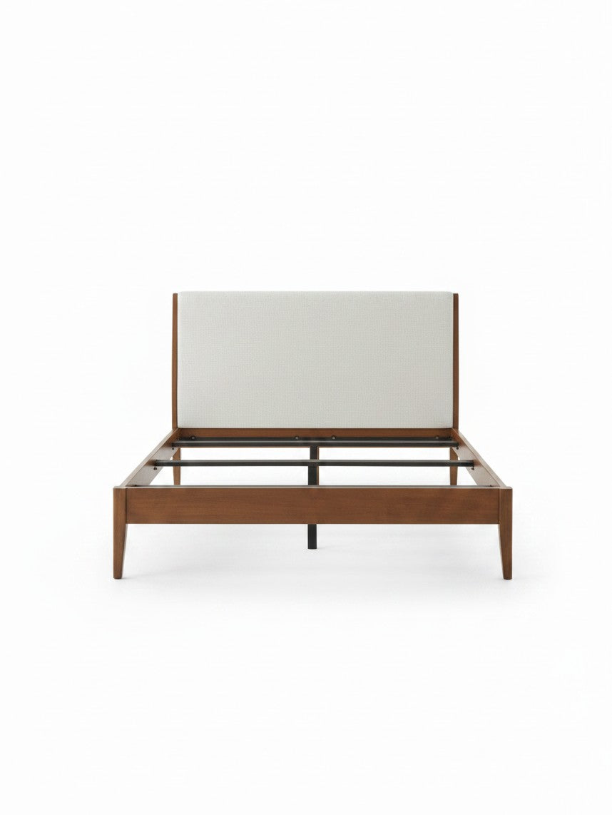 Lit queen TOCO Meubles Henri en bois couleur châtaigne avec tête de lit rembourrée en tissu chenille gris pâle