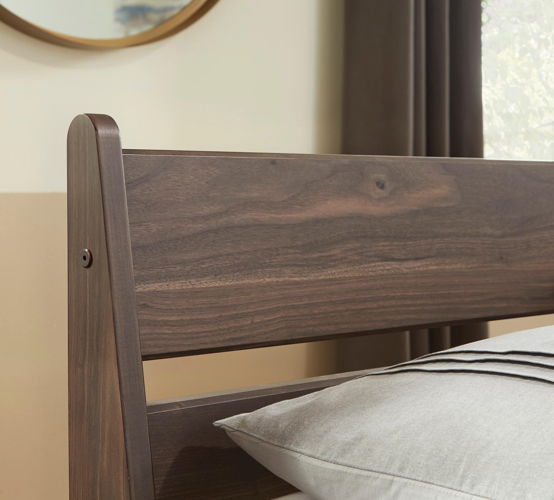 Lit double Ramona TOCO Meubles en bois brun foncé avec finition grain de noyer, design épuré et moderne.