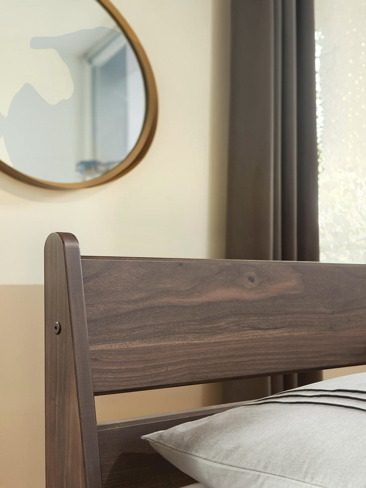 Lit Ramona TOCO Meubles en bois brun foncé avec finition grain de noyer, design épuré et moderne.