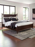 Très grand lit Rosie TOCO Meubles en bois fini merlot au design contemporain avec panneaux arrondis dans une chambre