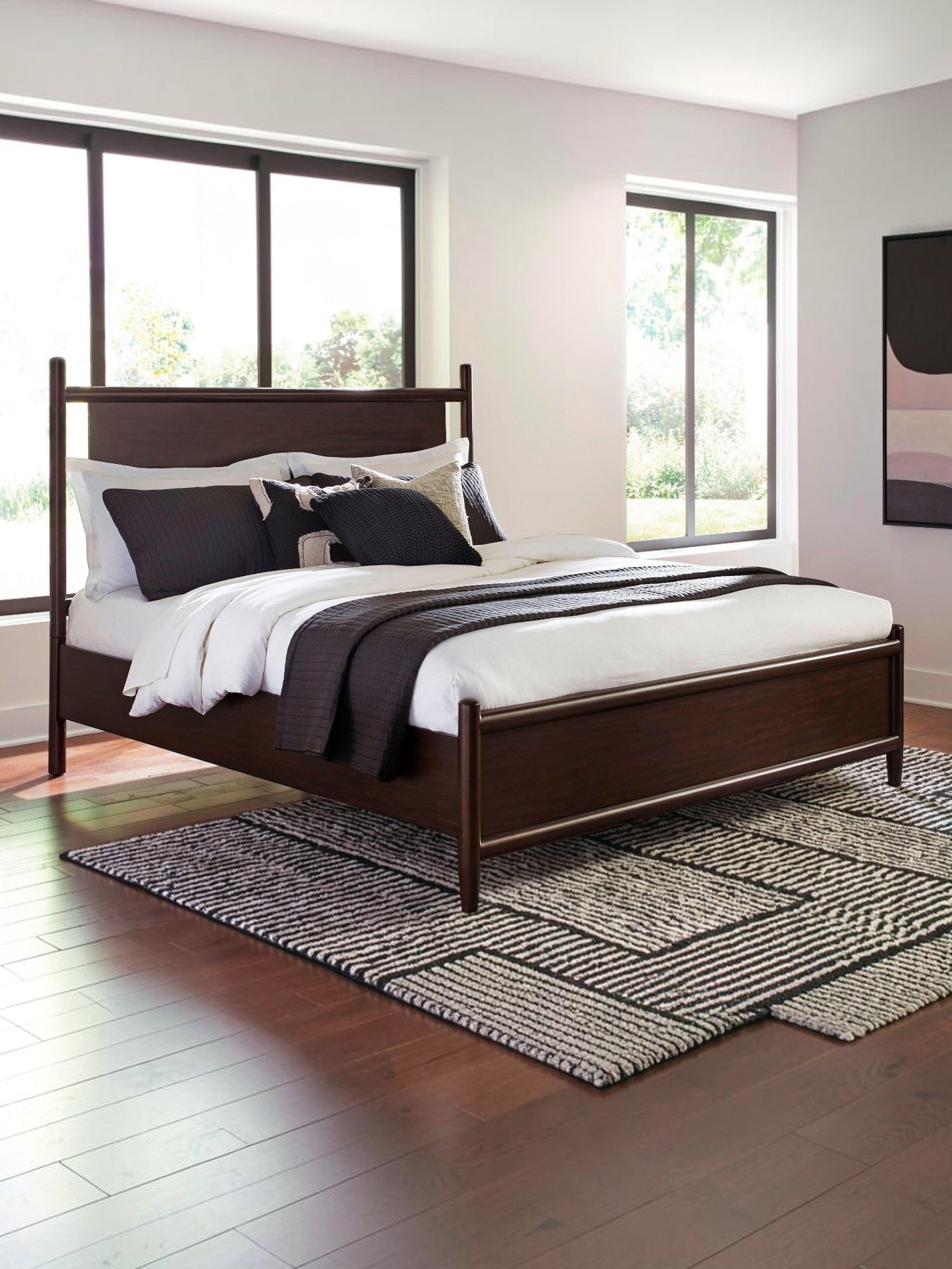 Très grand lit Rosie TOCO Meubles en bois fini merlot au design contemporain avec panneaux arrondis dans une chambre