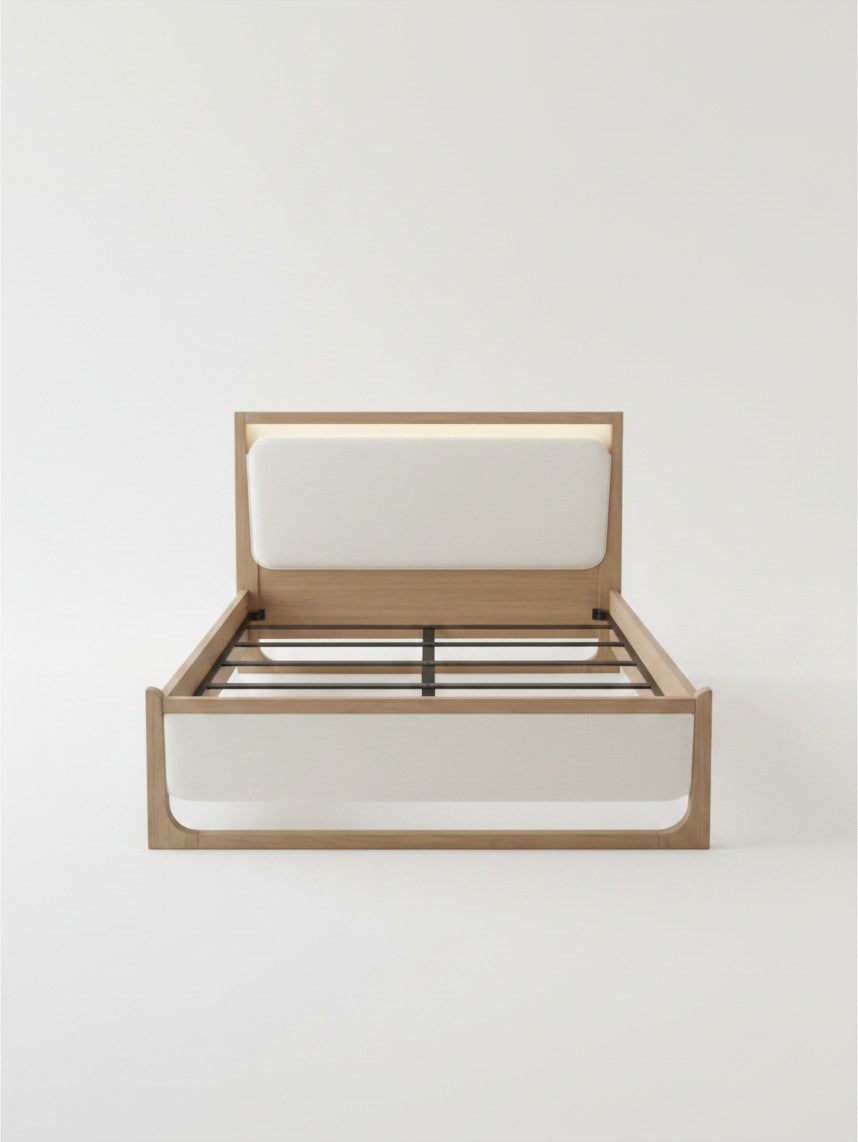 Lit moderne TOCO Meubles en bois brun clair avec tête et pied de lit rembourrés blancs et éclairage DEL intégré