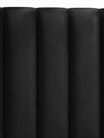 Gros plan sur la tête de lit TOCO Meubles Simone en velours noir avec capitonnage vertical profond et moderne