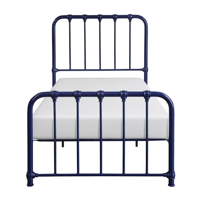 Lit simple bleu marine en métal de TOCO Meubles avec un matelas blanc, style vintage avec barreaux verticaux et pieds décoratifs.