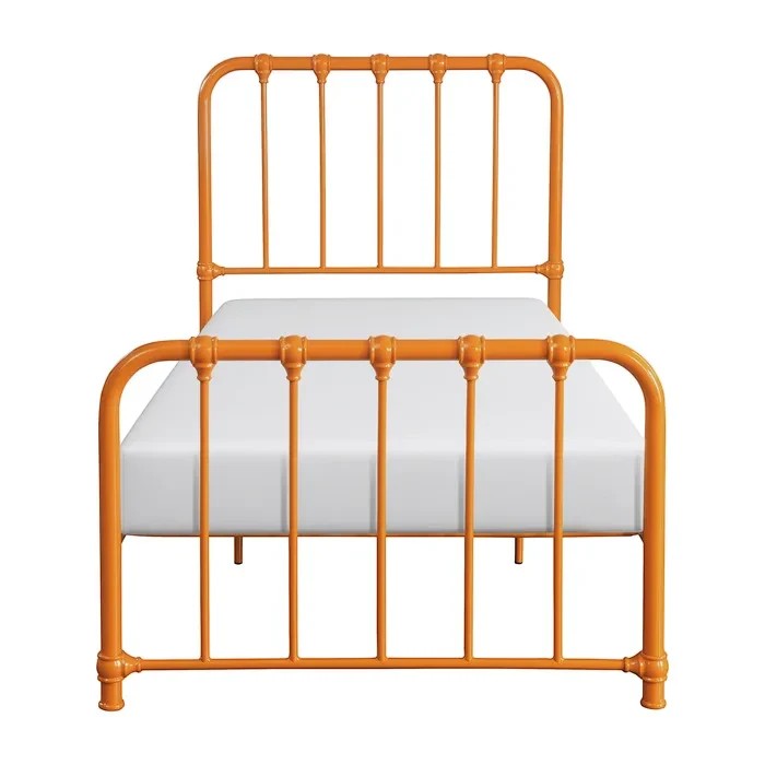 Lit simple Daisy orange en métal de TOCO Meubles avec barreaux verticaux et détails décoratifs.