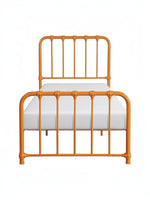 Lit simple Daisy orange en métal de TOCO Meubles avec barreaux verticaux et détails décoratifs.