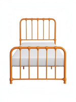 Lit simple Daisy orange en métal de TOCO Meubles avec barreaux verticaux et détails décoratifs.