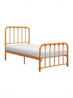 Lit simple Daisy orange en métal de TOCO Meubles avec barreaux verticaux et design arrondi.