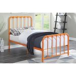 TOCO Meubles Lit Simple Daisy en métal orange vif avec barreaux verticaux et tête de lit arrondie.