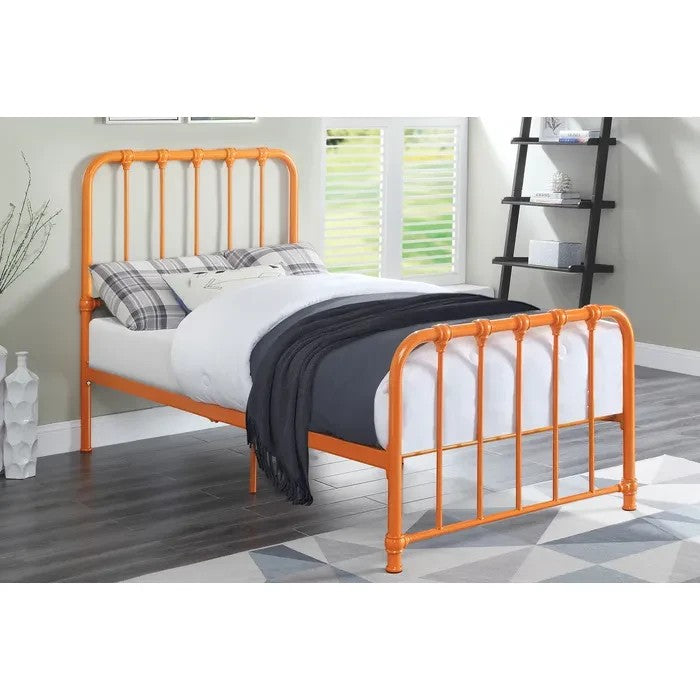 TOCO Meubles Lit Simple Daisy en métal orange vif avec barreaux verticaux et tête de lit arrondie.