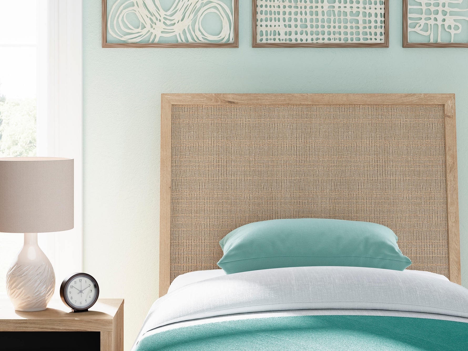 TOCO Meubles Lit Simple Olive en bois clair avec tête de lit en rotin tressé beige.