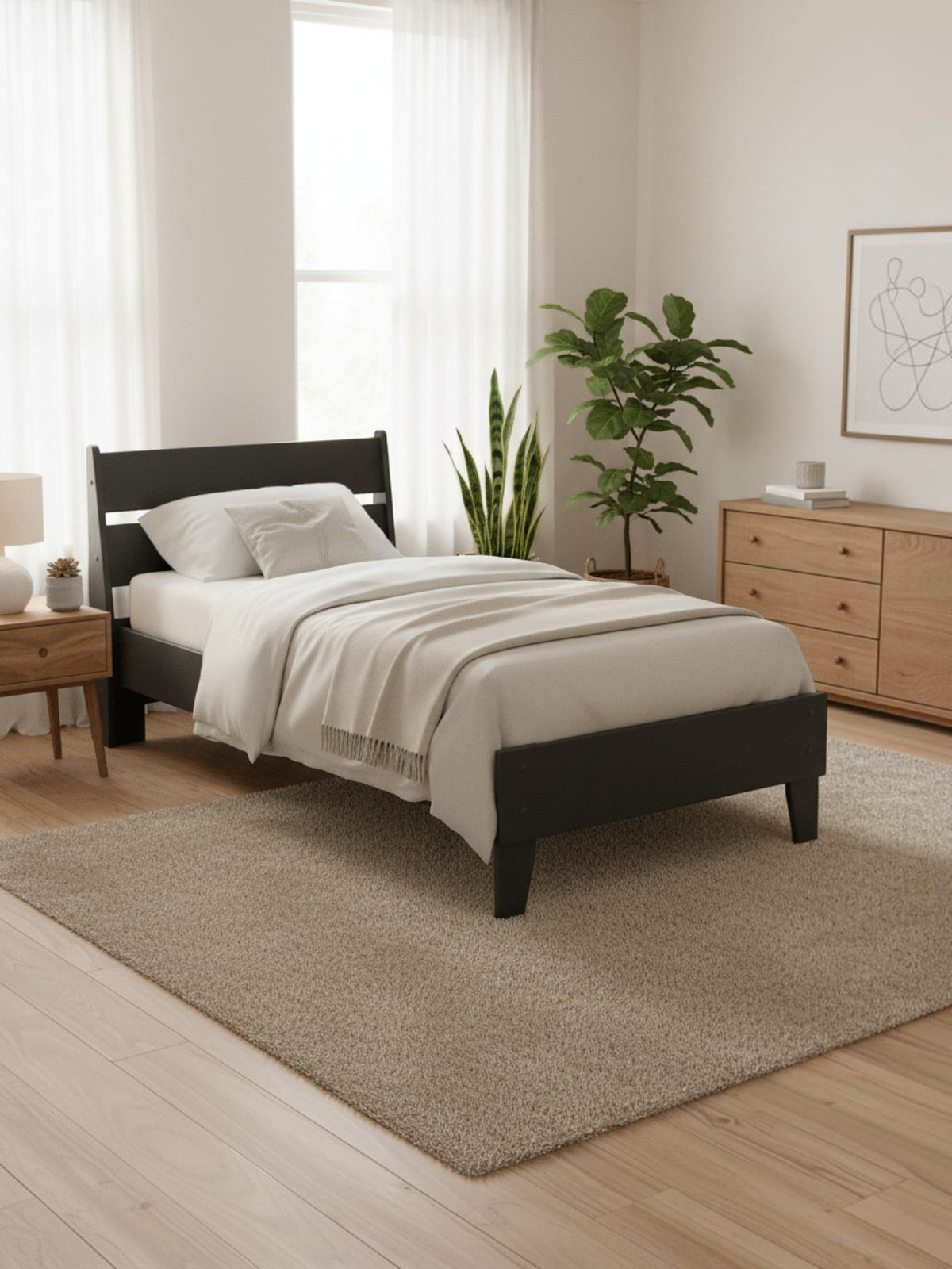 Lit simple Solene de TOCO Meubles au design contemporain noir dans une chambre lumineuse avec décoration minimaliste