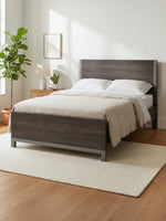 Lit simple Stella TOCO Meubles en bois gris avec détails en métal peint dans une chambre moderne et épurée.